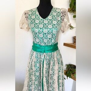 Vintage 50s Lace Puffed Sleeve Prom Floral Appliqué Satin Sash Bow Dress Gown